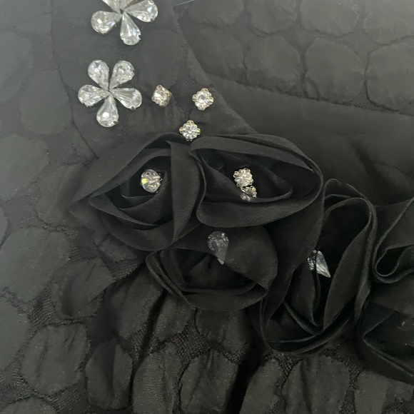 TAYLOR size 6 little black dress with neck embellishment - Picture 3 of 7